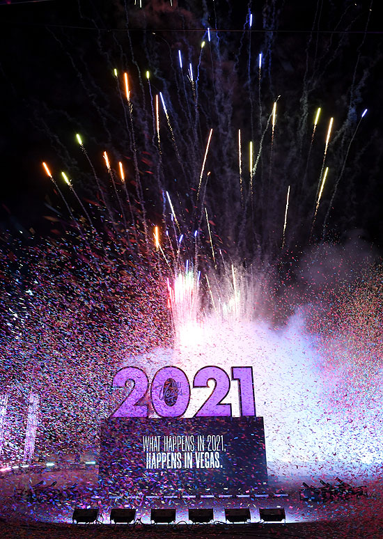  LAS VEGAS, NEVADA - 1. JANUAR: Las Vegas sagt 2020 zu "Kiss Off" mit einem virtuellen Ereignis, das ein explodierendes 2020-Zeichen, ein Feuerwerk und die Enthüllung eines 2021-Zeichens auf dem Las Vegas Motor Speedway am 1. Januar 2021 in Las kennzeichnet Vegas, Nevada. (Foto von Ethan Miller / Getty Images für LVCVA)